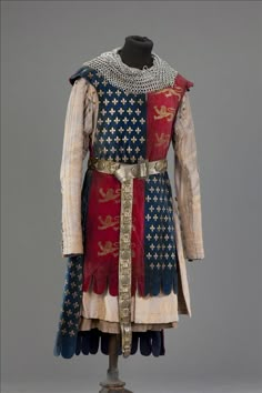 Knight / King Edward III of England - Movie costume from A World Without End, based on the novel by Follett English Medieval Clothing, Medieval Mens Fashion, Mens Medieval Clothing, Middle Ages Costume, Medieval Mens Clothing, 12th Century Clothing, King Clothes, King Clothing, Blake Ritson