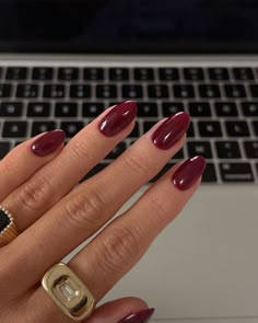 Simple Nail Designs Burgundy, Transition Fall Nail Colors, Nails Transition Summer To Fall, Good Nail Colors For Tan Skin, French Nails Creative, Short Red Fall Nails, Burgundy Biab Nails, Short Red Nails French Tip, Christmas Nails Burgundy And Gold