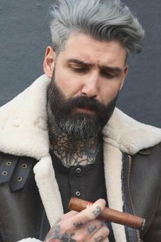 Hair Color Tips, Silver Fox Hair, Hottest Hairstyles, Grey Hair Care, Silver White Hair, Older Mens Hairstyles, Shampoo For Gray Hair