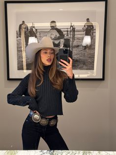 Winter Rodeo Outfit, Cowgirl Winter Outfits, Cowboy Hat Outfit Woman, Winter Cowgirl Outfit, Classy Cowgirl Outfits, Winter Western Outfits, Western Chic Outfits, Western Winter Outfits