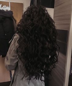 Long Black Curly Hair Aesthetic, Long Curly Brunette Hair, Long Curly Hair Aesthetic, Long Black Curly Hair, Long Curly Black Hair, Loose Wavy Curls, Dark Curly Hair, Black Wavy Hair, Black Hair Aesthetic