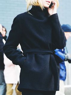 Get the details, right this way! New York Fashion Week Street Style, Coat Outfit, Looks Black, Minimal Chic, Fashion Week Street Style, 가을 패션, Inspiration Mode, Mode Inspiration, Sweater Coats