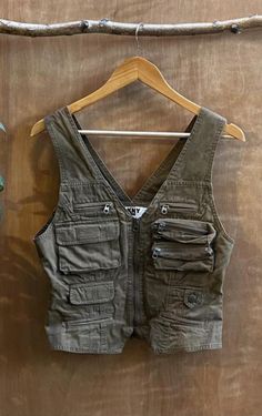 Cargo Vest Outfit, Reconstructed Clothing, Army Look, Cargo Vest, Diy Tops, Casual Skirt Outfits, Kawaii Fashion Outfits, Biker Style, Fashion Design Clothes