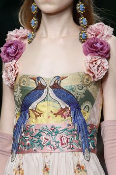 Gucci Spring 2016 Estilo Hippie, Chanel Couture, Kitenge, Couture Details, Milan Fashion Weeks, Mode Inspo, 2016 Fashion, Milan Fashion, Fashion Details