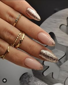 Nails Inspiration December, Gold Xmas Nails, December Nails Christmas Xmas, Christmas Gold Nails, Christmas Nude Nails, Gold New Years Nails, December Gel Nails, December Holiday Nails, Gold Nails Christmas