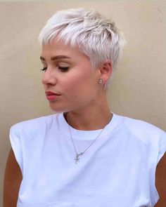 Short Blonde Pixie, Super Short Haircuts, Short White Hair, Edgy Pixie Haircuts, Haircuts Ideas, Crop Hair, Short Hair Pixie Cuts, Spiked Hair, Super Short Hair