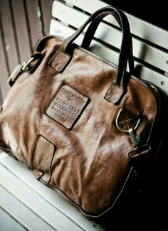 Italian Leather Bags, Mens Leather Bag, Womens Fashion Trends, Beautiful Bags, Bago, Hobo Bag, Fanny Pack, Italian Leather, Laptop Bag