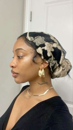 Curly Hair Head Wrap, Hairwrap Hairstyles Natural Hair, Black Headwrap, Headwrap Styles, Headwrap Hairstyles, Head Wrap Styles, Hair Wrap Scarf, Hair Scarf Styles, Mode Turban