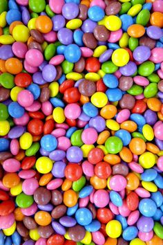 many different colored candies are in a pile