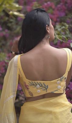 Indian Style Blouse Designs, Women Saree Blouse Designs, Traditional Blouses For Women, Blouse Design For Linen Saree, Desi Blouse Design, ब्लाउस Design Latest, Floral Saree Blouse Design, Back Saree Blouse Design, Saree Blouse Neck Designs Latest