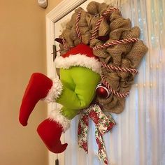 The Thief Christmas Wreath - The Gadgets Emporium Burlap Christmas Wreaths, Grinch Diy, Christmas Bottles, Porch Decor Christmas, Grinch Wreath, Grinch Decorations, Burlap Christmas Wreath, Plant Outdoor, Grinch Christmas Decorations