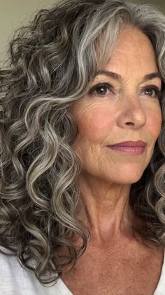 Sophisticated Hairstyles for Women Over 50: Hair Ideas for Flipped Bob 👸 Short Grey Haircuts, Long Hairstyles For Women, Curly Hair Hairstyles, Short Curly Haircuts