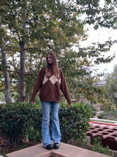 Flare Jeans Autumn Outfit, Jeans Outfit Fall Aesthetic, Flare Jeans With Sweater Outfit, Fall Sweater Outfits Aesthetic, Autumn Outfits Flare Jeans, Fall Outfit Inspo Flare Jeans, Flare Fall Outfits, Fall Inso Outfit, Flared Jeans Fall Outfit