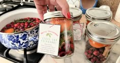 This idea smells so festive and the gifting labels are free to print. Make Room Smell Good, Stove Top Scents, Diy Stove Top Potpourri, Simmer Scents, Fall Scents Essential Oils, Room Smell Good, Fruit Fly Trap Diy, Diy Stove, Frugal Christmas Gifts