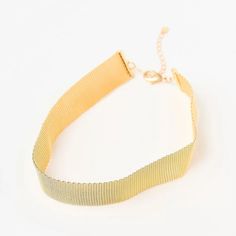 The Gold-Plated Mesh Choker is a piece that blends modern style with a classic touch. Crafted from smooth mesh chain, it offers a sleek texture and an elegant design. The choker's structure is made from noble metal and is gold-plated, providing a luxurious and radiant finish. With a length of 32 cm, this choker is a versatile option to elegantly highlight the neck. The minimalist design of the smooth mesh adds a contemporary touch, while the gold plating lends a classic charm to the piece. This choker is perfect for wearing alone, creating an elegant focal point in your outfit, or layered with other necklaces for a customized style. Its versatility allows it to be worn on various occasions, adding a touch of glamour and sophistication to any look. In summary, the Gold-Plated Mesh Choker is Elegant Jewelry, Earring Necklace, Ring Necklace, Gold Plating, Focal Point, Jewelry Pieces, Elegant Design, Minimalist Design, Modern Style