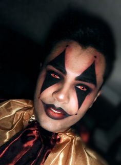 Arlequin makeup for guys Male Jester Makeup, Mens Jester Makeup, Jester Makeup For Men, Makeup For Guys, Harlequin Makeup, Jester Makeup, Pierrot Makeup, Creative Halloween Makeup, Cute Couple Halloween Costumes