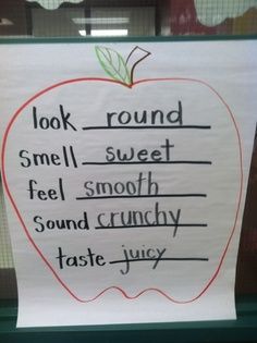 a sign with words written on it that say, look round smell sweet feel smooth sound crunchy taste juicy