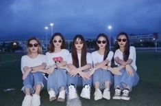 Friends Group Photo, Group Picture Poses, Sisters Photoshoot Poses, Irene Seulgi, Korean Best Friends, Group Poses, Sisters Photoshoot, Photo Recreation