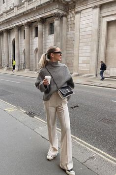 Aw Fashion 2022, Casual Chic French Style, Casual Winter Fashion 2023, Fall Paris Outfits 2022, Paris Outfits Fall Street Fashion, Fall 22 Outfits, Paris Looks Outfit Fall, Paris Inspo Outfit, London Outfit October