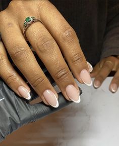 Elevate Your Look: Exceptional French Tip Nails Design Ideas for Dark Skin Tone Round Manicure Short, Dark Skin Tone Nail Ideas, Nail Art On Dark Skin, French Nails Dark Skin, Nails For Morena, Small Oval Nails, Almond Nails Black Women, Modest Nails, French Tip Nails Design