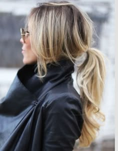 Ariel Hair, Leather Jacket Fashion, Style Gym, Jennifer Aniston Hair, Layered Haircuts With Bangs, Mother Of The Bride Hair, Hair Bun Tutorial, Brown Hair With Blonde Highlights, Happy Hair