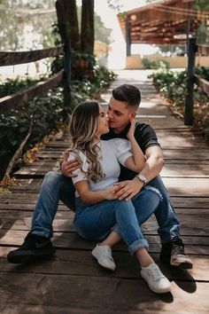 Loving Couples, Engagement Pictures Poses, Wedding Photoshoot Poses, Photographie Portrait Inspiration, Wedding Couple Poses Photography, Couple Picture Poses, Wedding Couple Poses, Foto Tips, Engagement Photo Poses