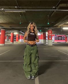 Cargo Pants Outfit, Green Cargo Pants, Looks Party, Green Cargo, Tomboy Style Outfits, Looks Street Style, Parking Garage, Summer Glow