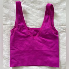 So Cute And Brand New Casual Solid Color Sports Bra Crop Top, Casual Yoga Tops With Seamless Construction, Casual Tank Sports Bra With Ribbed Detail, Casual Ribbed Tank Sports Bra, Casual Ribbed Scoop Neck Sports Bra, Casual Ribbed Tank Top For Sports, Seamless V-neck Athleisure Top, Ribbed Sports Tops For Summer, Seamless Sportswear Tank Top For Summer