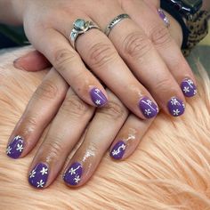 Here is a fun daisy mani that will make you happy every time you look at your nails! Then, what are you waiting for? Daisy Nail Art Designs, Lilac Nail Polish, Dark Pink Nails, Daisy Nail Art, Blue Shades Colors, Baby Blue Nails, Nude Nail Polish, Daisy Nails, Transparent Nails