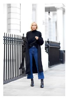 Cropped Jeans Outfit, Flare Jeans Outfit, Jeans Outfit Winter, Winter Jeans, Cropped Flares, Winter Fashion Outfits, Black Coat