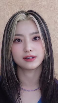 Skunk Hair, Hair Idea, Pretty Makeup, Kpop Idol, Korean Girl, Hair Inspo, Dyed Hair, Womens Hairstyles, Dye