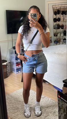 Simple Outfits Black Women Summer, Jorts With Samabas, Outfit Inspo Amusement Park, Addias Outfits Black Women, Green And White Sambas Outfit, Samba Inspo Outfit, Outfit Ideas Samba Adidas, Adidas Samba Outfits Woman, Summer Outfits Sambas