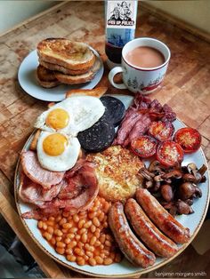 The Full English is often claimed to originate among the medieval elite, while some of its constituent elements easily date back to the Bronze Age. Bread, for instance, was a staple in Egypt, Sumer and the Indus Valley, as common in Homer's Greece as Caesar's Rome. On the other hand, tomatoes and potatoes are rather conspicuous due to being New World vegetables not introduced to European cooking until the 1500s. This rather brings into question just how English the English Breakfast is. The 'Full English Breakfast' as we know it appears to be early modern at best. Pub Grub, Amazing Food Platters, Christmas Meals, Mountain Mama, Full English Breakfast, Indus Valley, Full Breakfast, English Breakfast