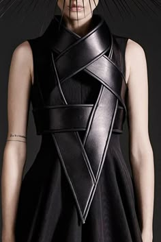 Sculptural Fashion - graphic black leather armour dress; futuristic fashion // Gareth Pugh Spring 2015 Gareth Pugh, Fashion Design Dress, Elegante Casual, Futuristic Fashion, Style Noir, Future Fashion, Fantasy Fashion, Dark Fashion