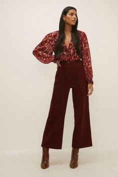 #Wide Leg Jeans# Wide Leg Trousers Outfit, Look Winter, Wide Leg Pants Outfit, Burgundy Jeans, Look Formal, Mode Boho, Cropped Style, Business Casual Outfits, Up Girl