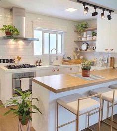 small kitchen organization tips Hiasan Dalaman Dapur, Dapur Moden, Galley Kitchen Remodel Ideas, Home Gym Garage, Desain Pantry, Galley Kitchen Remodel, Kabinet Dapur, Interior Modern