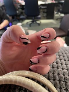 Square Nails With Black Lines, Gel Nail Designs Short Nails Black, Trendy Minimalist Nails Black, Short Nails With Line Design, Simple Nail Art For Square Nails, Black Nails White Lines, Black Swirl Nails Square, Cute Black Square Nails, Black And White Nails Square Short