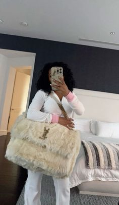 Cute Purses Black Women, Fur Purse Outfit, Atl Baddies Outfits, Luxury Baddie Aesthetic, Faux Jacket Outfit, Rich Black Women Lifestyle, Classy Rich Aesthetic, Smith Wedding, Purse Outfit