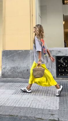 Relaxing Sunday, Yellow Outfit, Classy Fashion, Street Style Summer, Fashion Mistakes, College Outfits