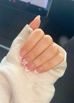 #nails #nailidea #nailinspo #naildesign #girly #aesthetic #bows #coquette #coquettestyle #coquetteaesthetic Neutral Nails For School, Nails Idea For School, Cute Summer Nails Ideas, Simple Nails Natural Nail, Back Go School Nails, Nail For School Natural, Back To School Nails Almond Shape, Simple Nails Back To School, School Nails Ideas For Teens