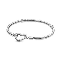 Make your wrist shine with the Pandora Moments Heart Closure Snake Chain Bracelet. This sterling silver bracelet features Pandora's iconic snake chain pattern and a heart closure. The closure has the same functionality as a lobster closure and can be styled with up to two dangles or pendants. The closure also spins around, giving this bracelet a surprise touch of dynamic movement. Add your favorite charms to this bracelet for a perfectly personalized look. Fish Hook Bracelet, Shark Earrings, Bracelet Viking, Compass Bracelet, Mermaid Bracelet, Starfish Bracelet, Charms Pandora, Bracelet Pandora, Surfer Necklace