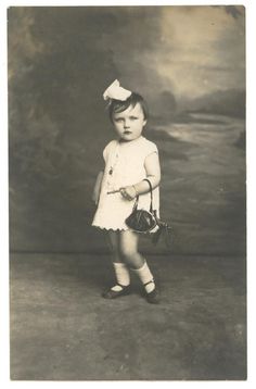 Vintage photo of girl posing with her purse - French 1920's Portrait Vintage, Vintage Portraits, Antique Photos, Vintage Love, Vintage Beauty