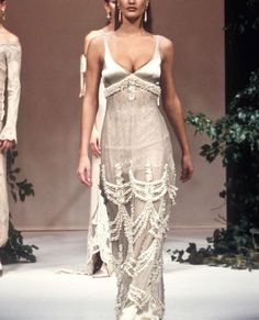 Valentino Wedding Dress, Runway Gowns, 90s Fashion Outfits, Couture Runway, Wedding Guest Outfit, Aesthetic Fashion