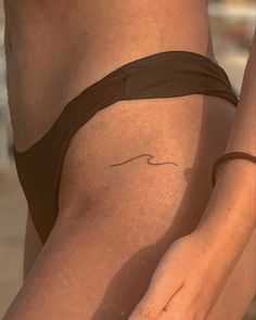 Small Aesthetic Tattoo, Ocean Tattoo Ideas, Simple Wave Tattoo, Rad Tattoos, Side Hip Tattoos, Surf Tattoo, Walking Art