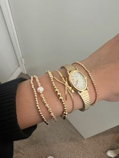 Chic Gold Jewelry, Jewelry Stack Gold, Vanilla Girl Jewelry, Bracelet Stack Ideas Gold, Jewelery Stacks, Gold Jewelry Stack, Stacked Gold Jewelry, It Girl Jewelry, Clean Girl Jewelry