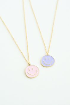 A little girl's smiley face pendant necklace. Cute smiley necklace for baby, toddler, and girls of all ages!  We feature a beautiful enamel smiley face charm and string them from a diamond-cut cable chain. Your little one will love having this smiley-face necklace to add to her jewelry collection. It's the perfect addition to welcome Spring and Summer. Strong enough to stand up against anything your little one may do while still being dainty and cute.  This necklace would make a great birthday g Cute Jewelry To Make, Necklaces Preppy, Kids Jewelry Gold, Kid Necklaces, Cute Pendants, Kid Jewelry, Smiley Necklace, Preppy Necklaces, Necklace For Kids