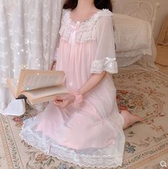 Product information:Type: SmoothDecoration: LaceMaterial composition: Mulberry silk: 100% Size information:Size: one size Length: 90cmBust: 106-124cm Simpul Dasi, Gaun Abad Pertengahan, Nightgown Long, Pink Nightgown, Lace Trim Shorts, Pajama Dress, Women's Robe, Sleep Dress, Round Neck Dresses