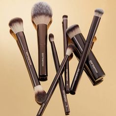 eBay  HOURGLASS Vegan Brushes NEW High-grade Foundation/Powder/Blush/Bronzer/Contour Brush All brushes feature peta-approved, high-grade, ultra-soft taklon bristles, an excellent alternative for those who suffer from a reaction to animal hair. Weighted metal handles provide control for effortless blending and application. ORIGINAL | Brand New in Box. Hourglass Makeup Brushes, Makeup Things, Hourglass Makeup, Santa List, Bronzer Brush, Visual Board, Fancy Makeup, Candy Christmas, 2024 Christmas