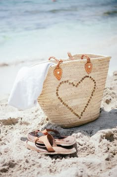 a beach bag and flip flops on the sand with text that reads, buon weekend