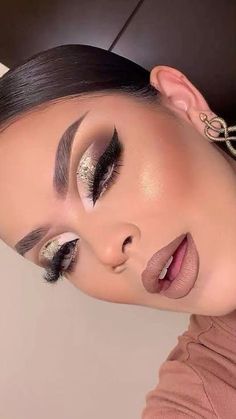 Black And Silver Eye Makeup, Eye Makeup Guide, Gem Makeup, Silver Eye Makeup, Gold Makeup Looks, Bridal Eye Makeup